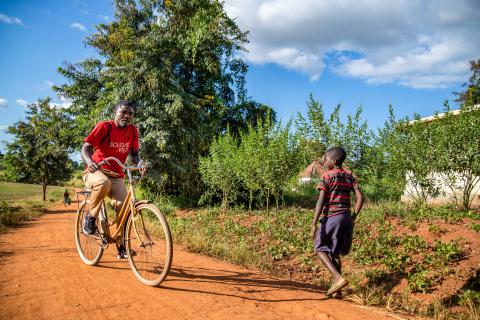 Community health worker auf Fahrrad