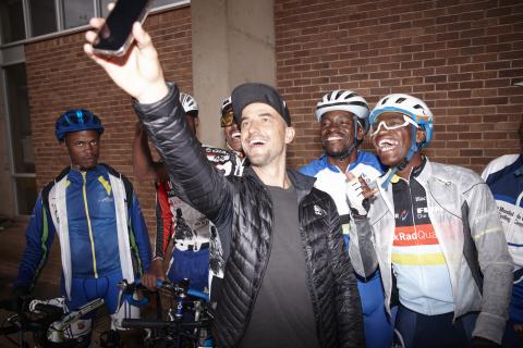 Mountainbike Fans machen Selfie mit Nino Schurter Mountainbike Fans machen Selfie mit Nino Schurter