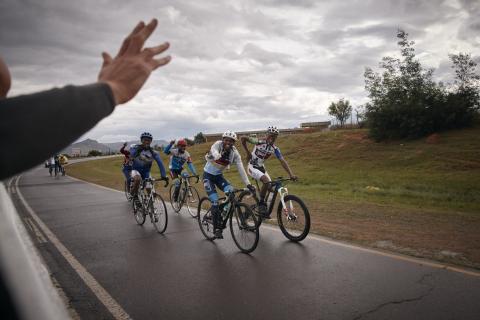 Mountainbiker auf der Strasse