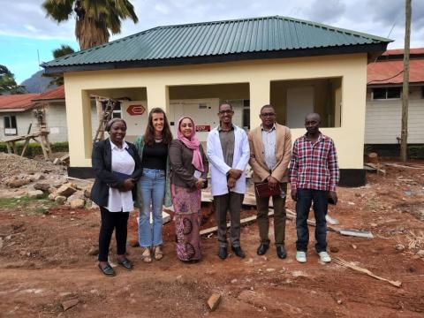 Mitarbeitende vor einem Spital in Morogoro Tansania Mitarbeitende vor einem Spital in Morogoro Tansania
