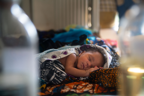 Baby in Neugeborenenabteilung in Spital