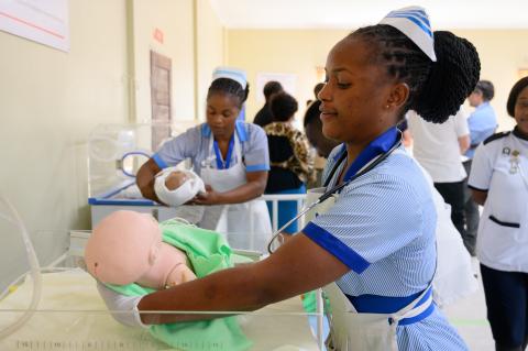 Am St. Lukes Spital in Mpanshya erhalten angehende Pflegefachkräfte praktischen Unterricht an einer Puppe.