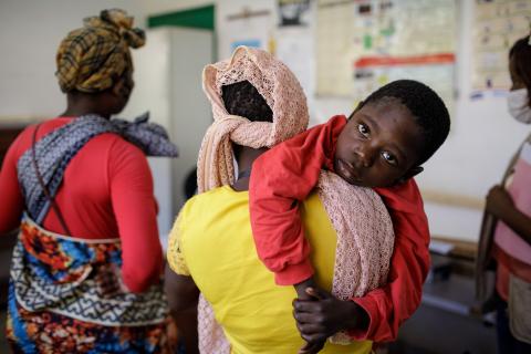 Mutter mit Kind in einem Gesundheitszentrum nahe eines Umsiedlungsdorfes in Cabo Delgado.