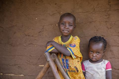 Zwei Kinder im Umsiedlungsdorf Karapua in Cabo Delgado im Norden von Mosambik. Zwei Kinder im Umsiedlungsdorf Karapua in Cabo Delgado im Norden von Mosambik.