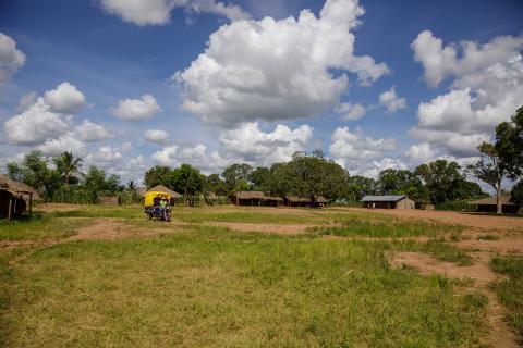 Ein Oka Taxi fährt durch Chiúre in der Provinz Cabo Delgado im Norden Mosambiks.
