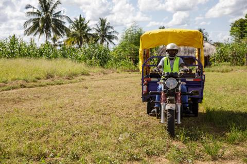 Ein Oka Taxi fährt durch Chiúre in der Provinz Cabo Delgado im Norden Mosambiks. Ein Oka Taxi fährt durch Chiúre in der Provinz Cabo Delgado im Norden Mosambiks.