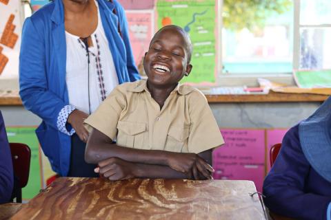 Der 15-jährige Tawanda besucht eine Blindenschule in Masvingo. Dank SolidarMed konnte er ein Loch im Zahn behandeln lassen, das ihn seit Jahren geplagt und Essen und Schlafen erschwert hatte.