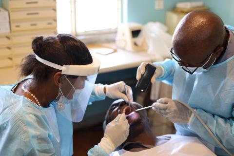 Verbesserung der Zahngesundheit ist ein Teil des Programms in Simbabwe Verbesserung der Zahngesundheit ist ein Teil des Programms in Simbabwe