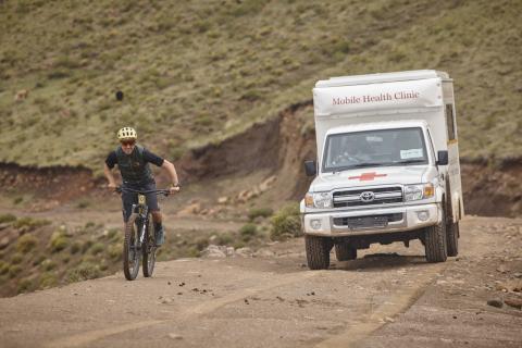Nino Schurter und die mobile Klinik