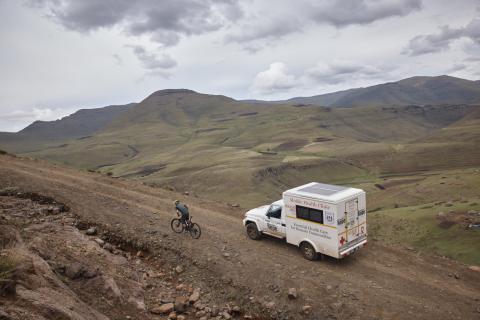 Nino Schurter und die mobile Klinik