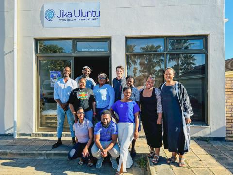 Jika Ulutu Team vor dem Geschäftsgebäude