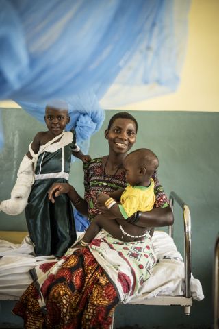 Mutter mit Kindern im Spital in Tansania