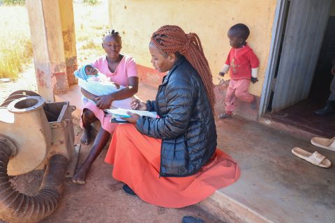 Forscherin befragt eine junge Mutter in Lesotho