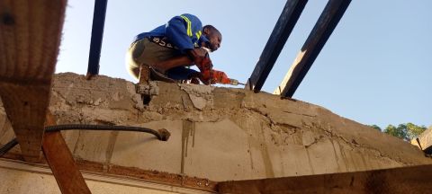 Das Dach des Sterilisationsraums im Distriktspital Chiúre wird repariert.
