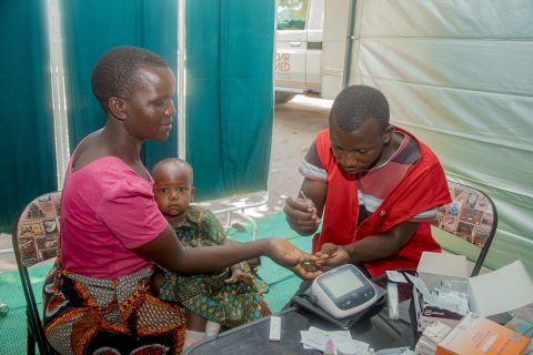 Eine Mutter wird auf Malaria getestet in Mchangani/Malinyi