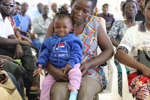Mutter in einem Gesundheitszentrum mit Baby auf dem Arm