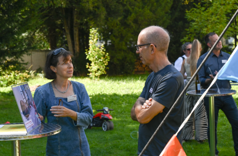 Ein Gast möchte wissen, was Kängurupflege in Tansania ist.