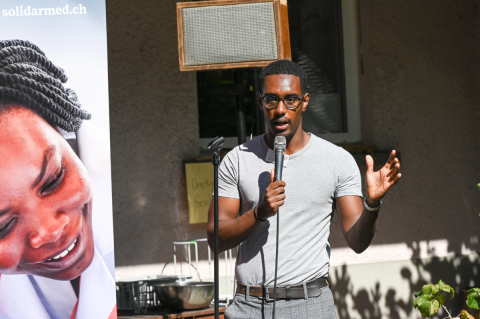 Alazar verkündet den Beginn der Speeddating Slots für unsere Gäste. 