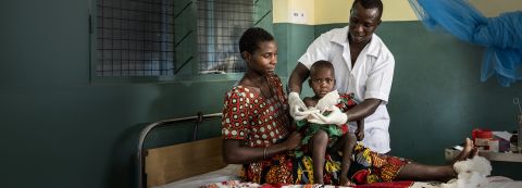 Kind in einem Spital kriegt einen Verband