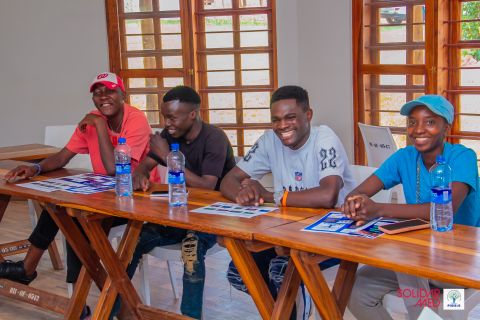 Junge Männer bei einer Peer-Gruppendiskussion in Sambia