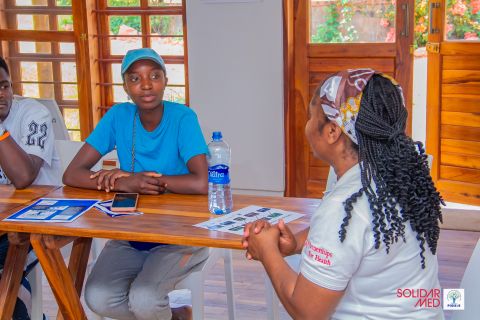 Gespräch zwischen Projektleiterin und einer Jungen Frau