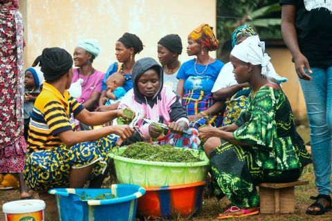 In Kochworkshops werden schwangere und stillende Frauen zur Wichtigkeit von Ernährung sensibilisiert. 
