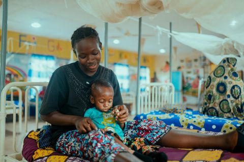 Sama und ihr Sohn Sorie im Spital in Kabala