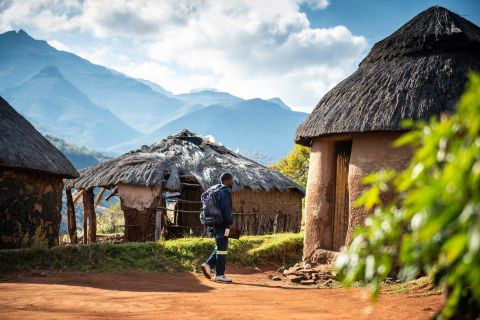 Mann betritt Haus in einem Dorf in Lesotho