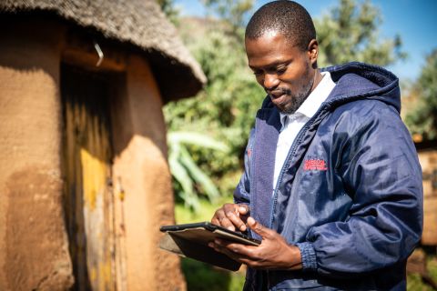 Ein Mann erfasst Daten auf einem Tablet