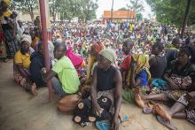 Geflüchtete Menschen warten auf Hilfe im Norden Mosambiks
