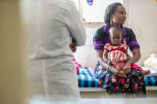 Frau in Sambia mit Kind
