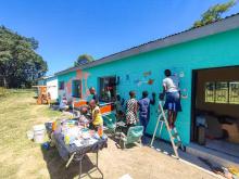 Kinder malen eine Fassade an
