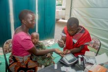 Eine Mutter wird auf Malaria getestet in Mchangani/Malinyi