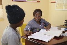 Schwester Ndondo im Gespräch mit einer Jugendlichen im Gesundheitszentrum Bota.