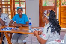 Gespräch zwischen Projektleiterin und einer Jungen Frau