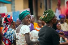 Frau in einer Gruppe in Sierra Leone