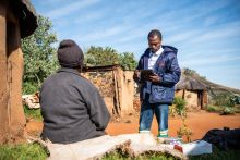 Dorfbesundheitsberatender bei einem Hausbesuch in Lesotho